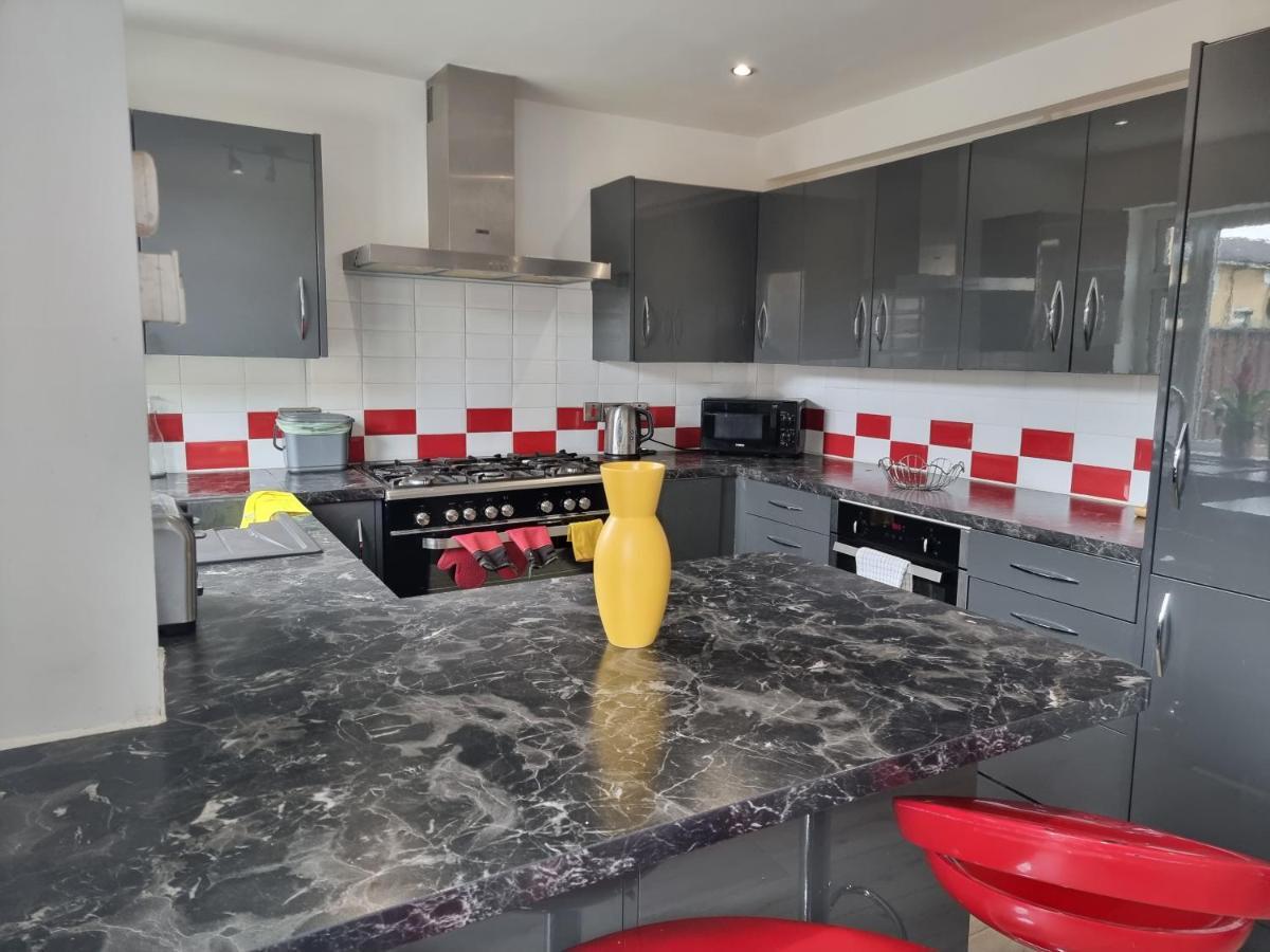 Spacious House In Central Манчестер Экстерьер фото